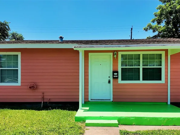 1221 Bayou Shore Dr, Galveston, TX 77551