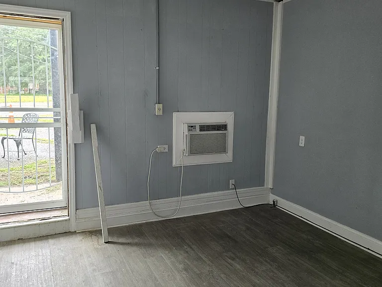 109 E Railroad St — Photo 5