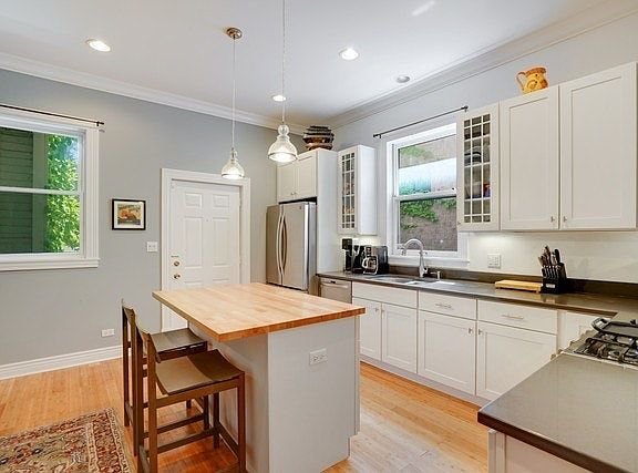 3rd image of 3543 N Janssen Ave #1