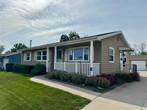 915 W 10th Ave, Marion, IA 52302