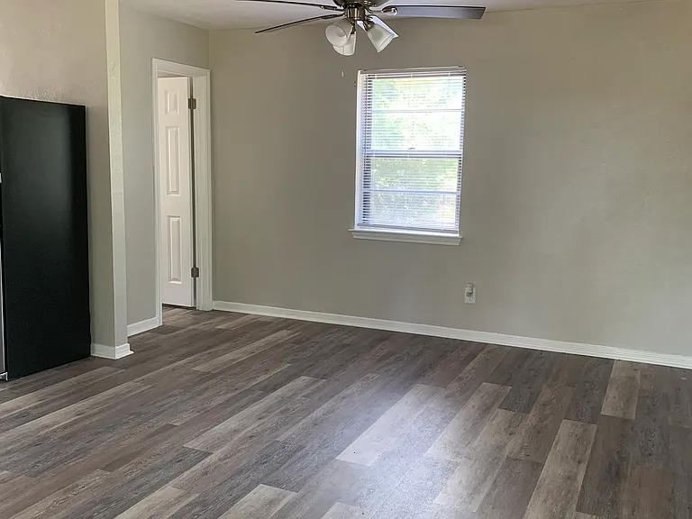 1312 W Avenue D — Photo 3