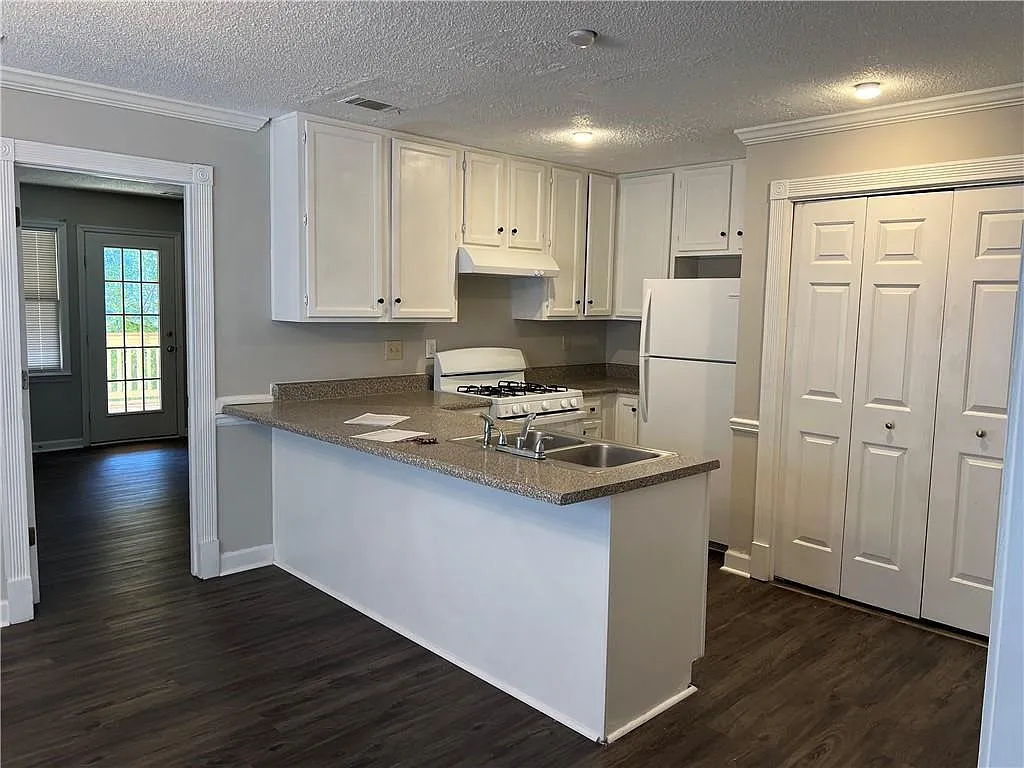 2 bed, 2.0 bath, 1376 sqft, $1,700 — Photo 3
