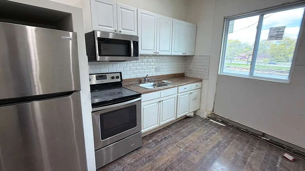 2 bed, $2,400 — Photo 1