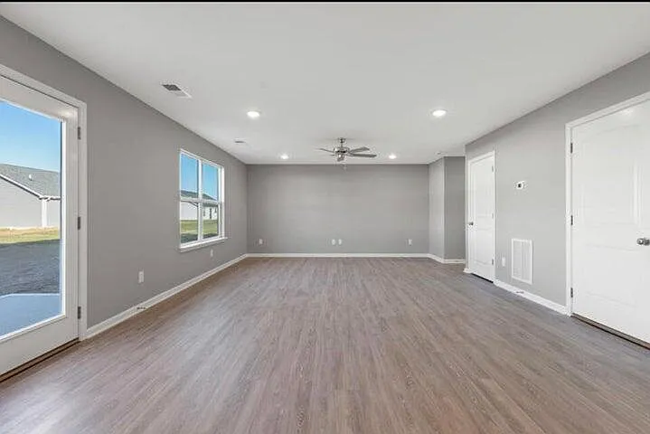 4 bed, 2.5 bath, 1700 sqft, $2,350 — Photo 4