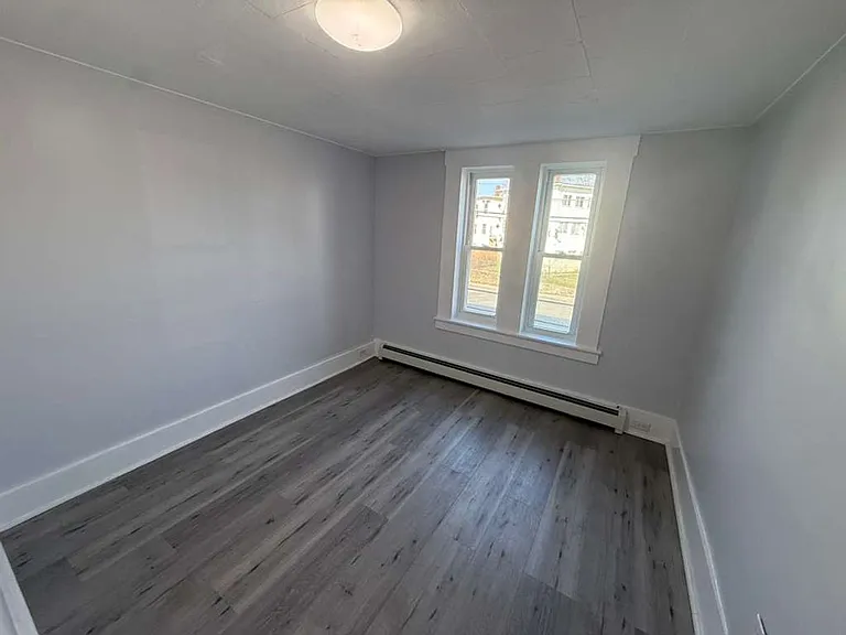 573 Main St — Photo 4
