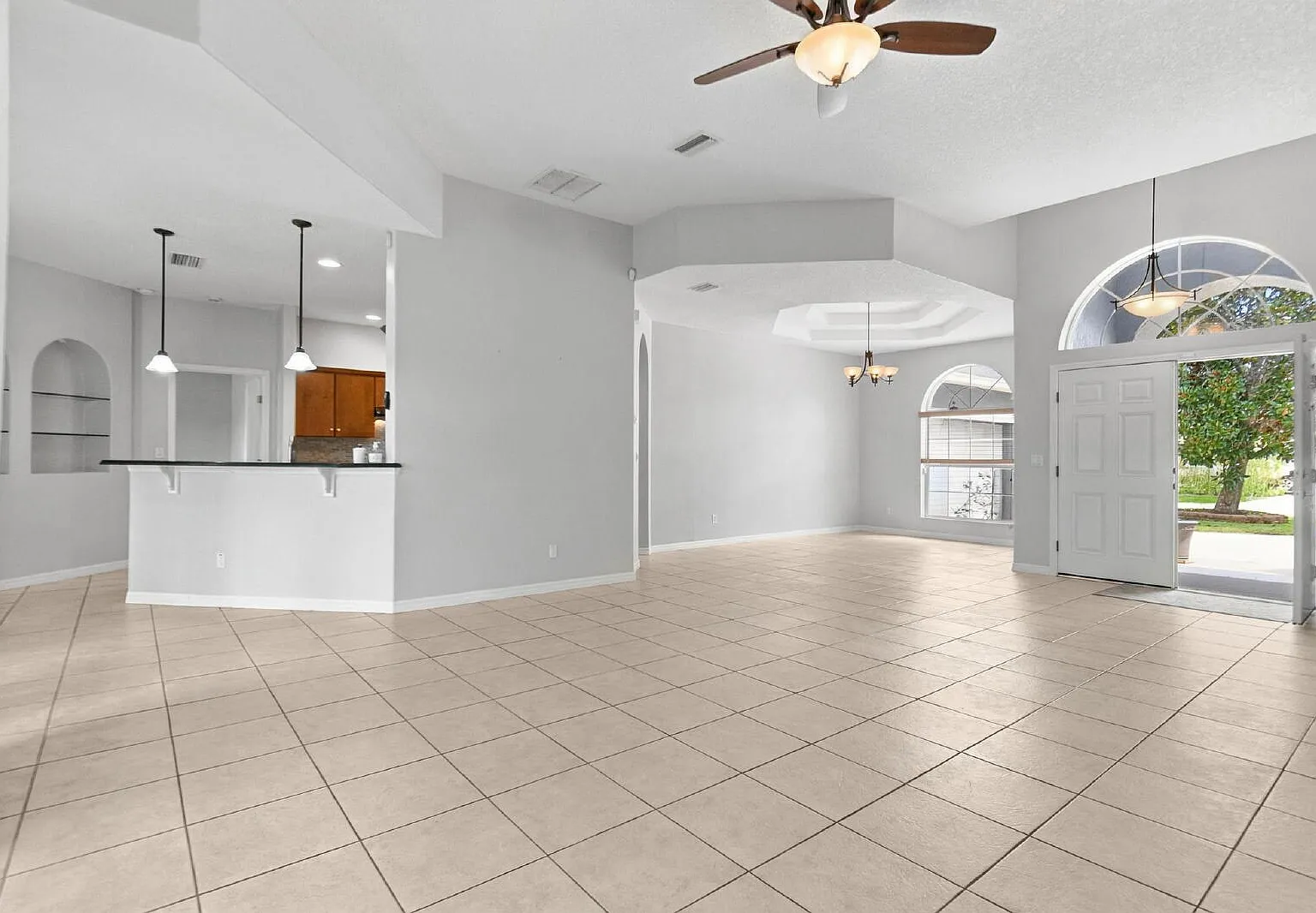 4 bed, 2.0 bath, 2267 sqft, $2,600 — Photo 4
