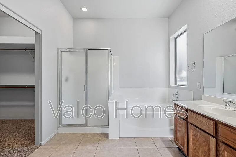 3 bed, 2.0 bath, 2505 sqft, $2,750 — Photo 3