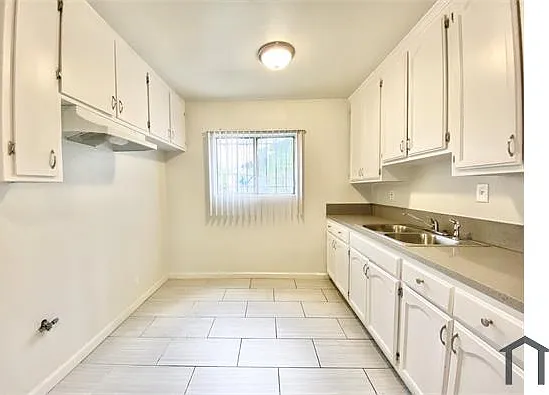 918 W 66th St — Photo 3