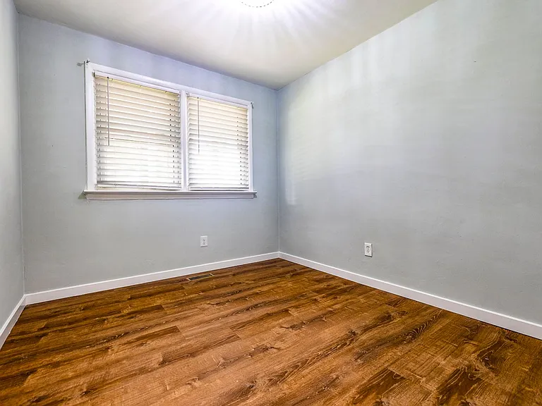 1104 Washington Dr — Photo 23