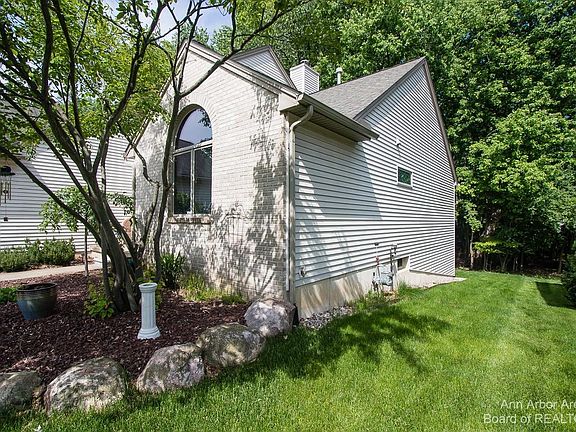 5th image of 2460 Hawthorne Way