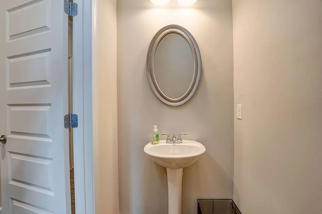 3 bed, 2.5 bath, 2042 sqft, $2,500 — Photo 4