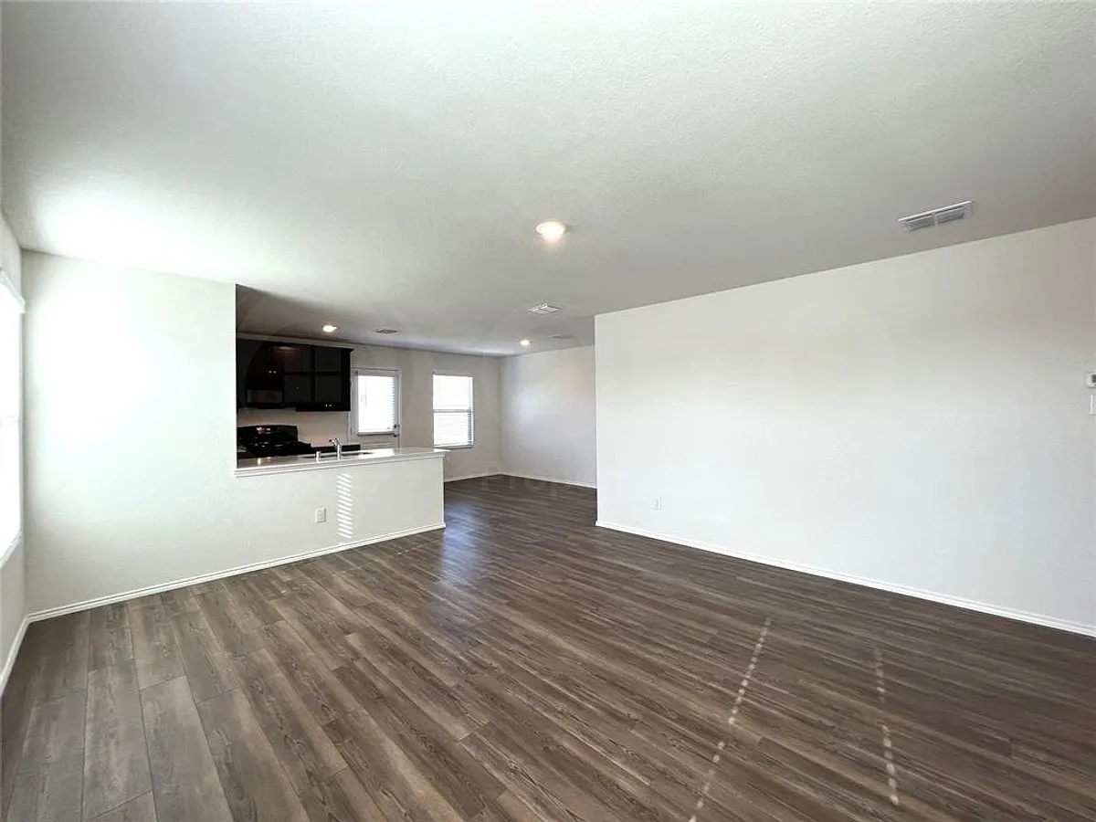3 bed, 2.0 bath, 1570 sqft, $1,995 — Photo 4