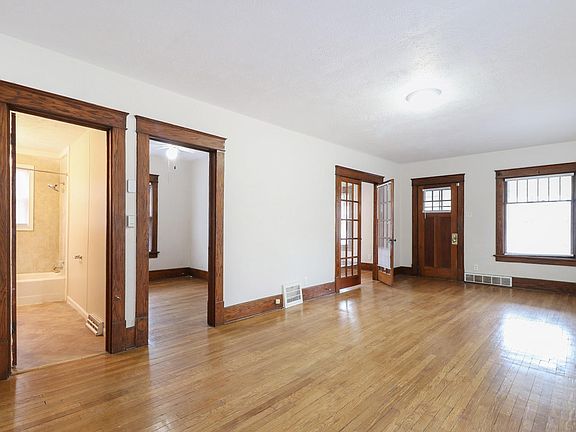 5th image of 826 E Victoria St