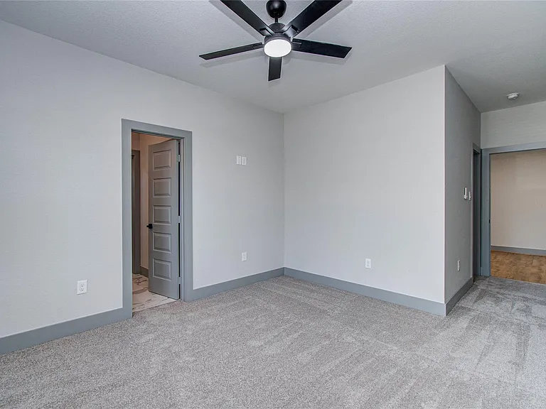 835 S Victory Dr — Photo 21