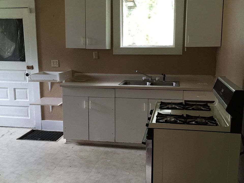 2nd image of 1405 Van Buren St