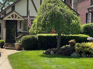 1294 E Lake Dr, Novi, MI 48377