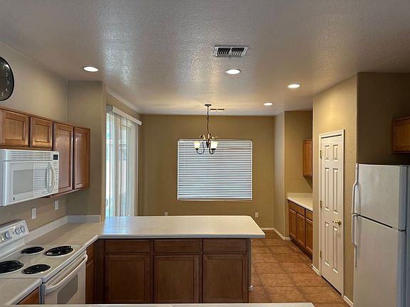 2nd image of 960 E Bellerive Pl