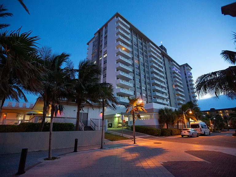 3111 N Ocean Dr — Photo 37