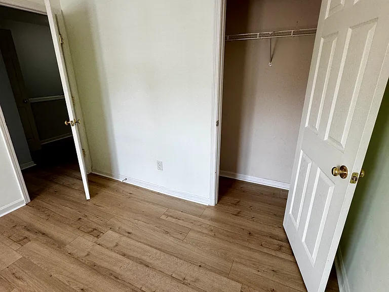 Large bedroom with a spacious closet