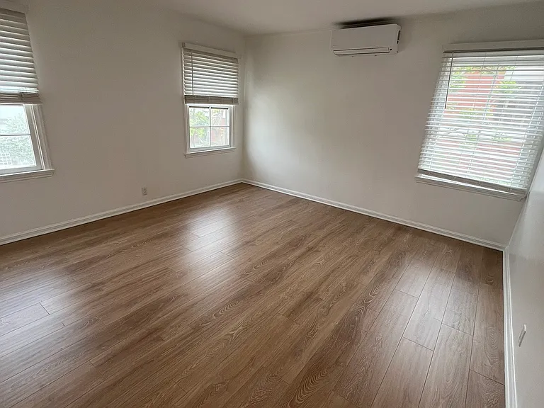 410 1/4 Shirley Pl — Photo 4