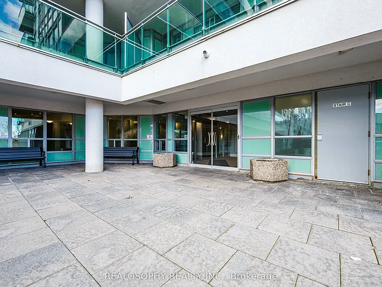 60 Fairfax Cres #421 — Photo 2