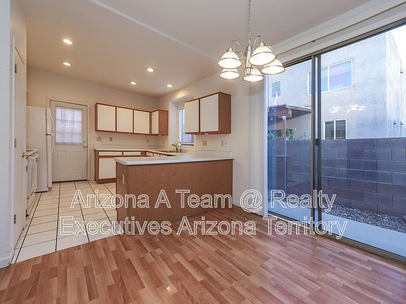 5th image of 2927 N Cardell Cir
