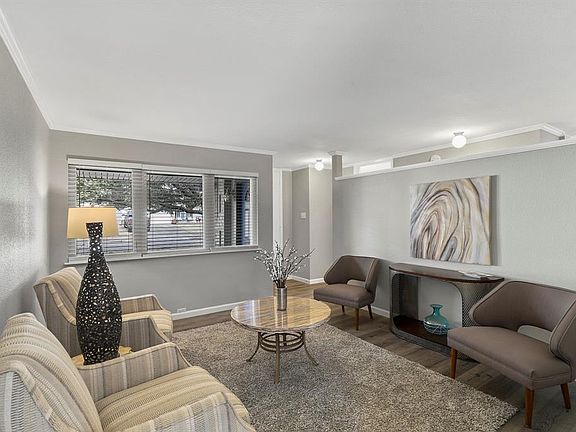 3rd image of 423 Lexington Ln