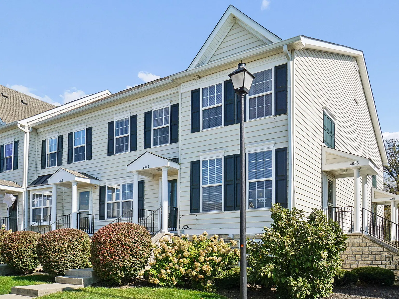 2 bed, 2.5 bath, 1500 sqft, $1,999 — Photo 3