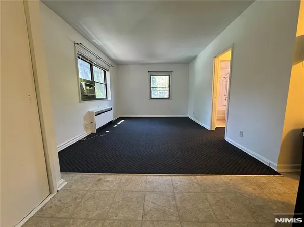 411 Park Pl APT 2J, Fort Lee, NJ 07024