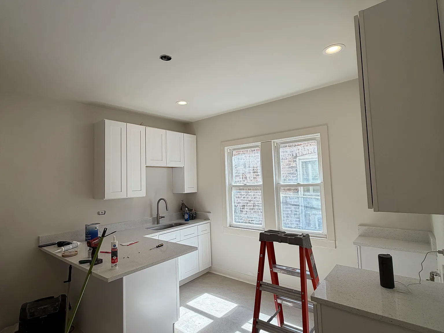 1626 N Melvina Ave — Photo 1