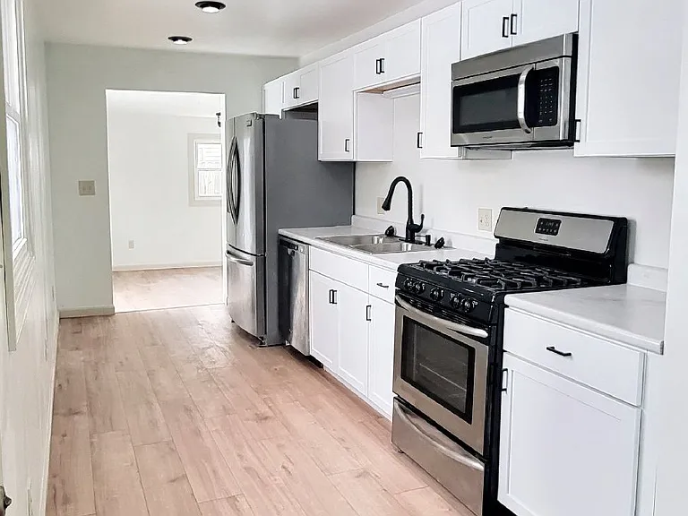 1228 Garden Ln — Photo 4