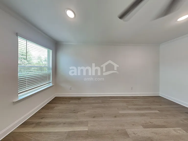 1112 Livengood Way — Photo 9