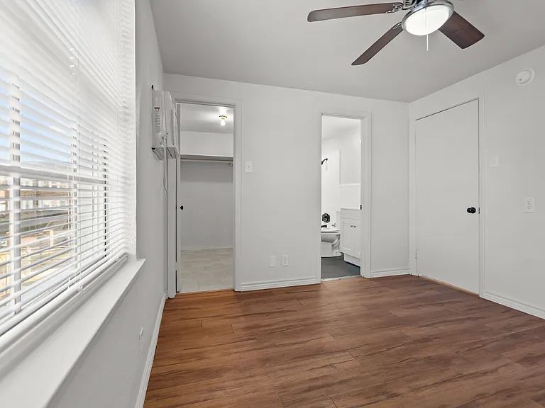 521 W Houston St — Photo 5