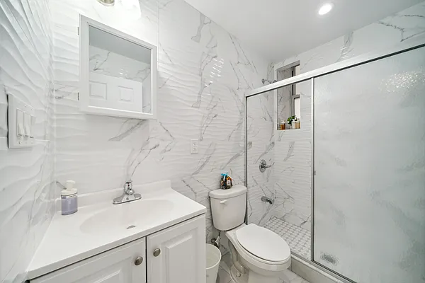 Rented by E Realty International Corp | media 22