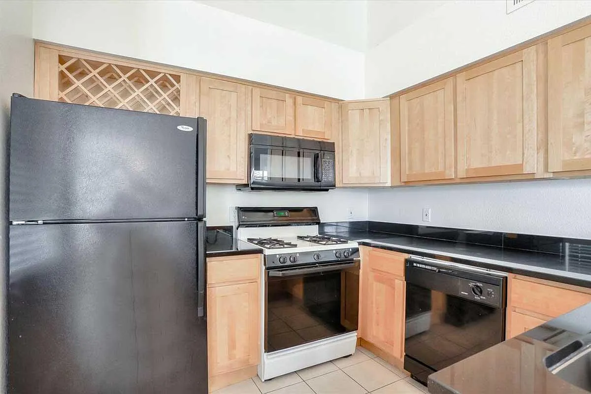 Solana Apartments — Photo 1