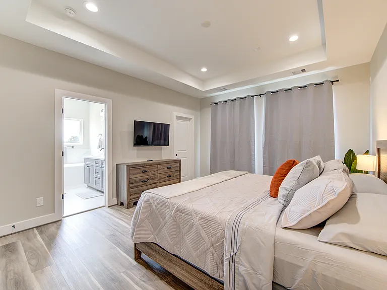 2418 Everett St — Photo 26