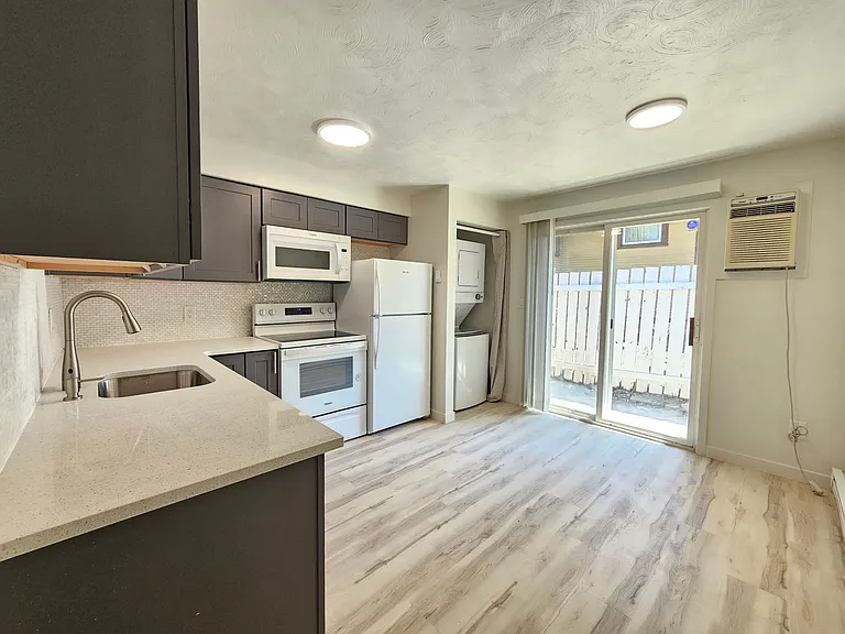 1105-1109 W 14th — Photo 3