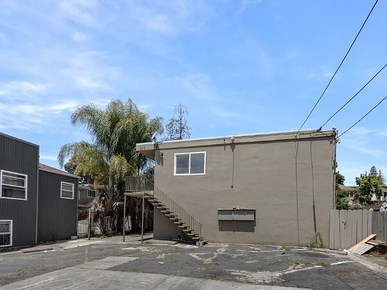 2615 26th Ave — Photo 2