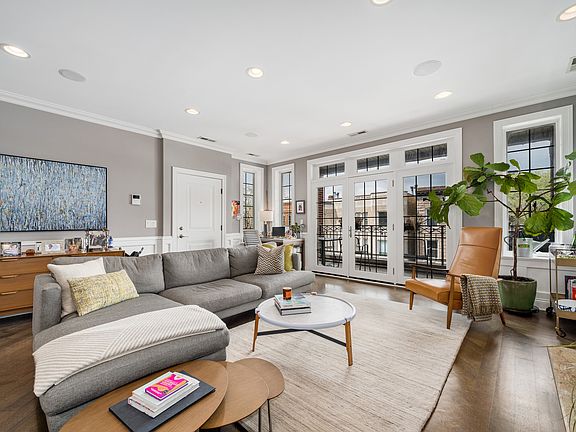 3rd image of 625 W Buckingham Pl #3