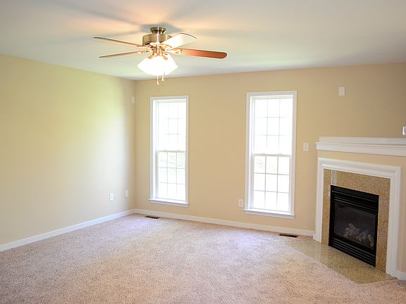 4th image of 381 Oxford Ln