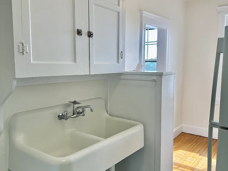 40 Linnaean St #12A — Photo 3