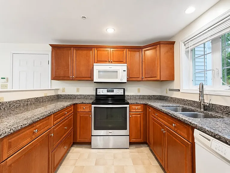 8 Pebble Ln — Photo 28