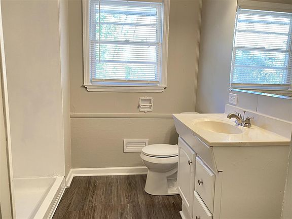 5th image of 208 Crestwood Ter