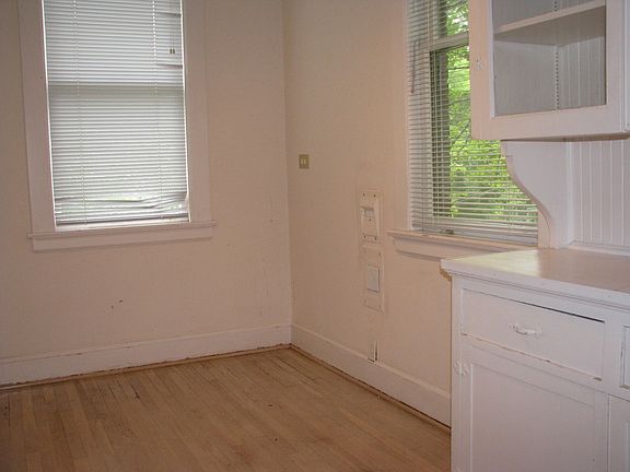 4th image of 2901-2903 Wilmot Ave