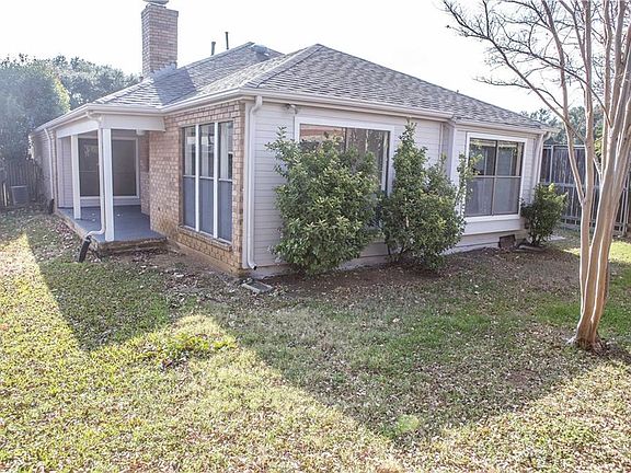 3rd image of 3402 Country Club Cir