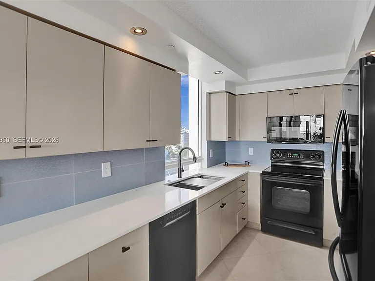 6917 Collins Ave #915 — Photo 8