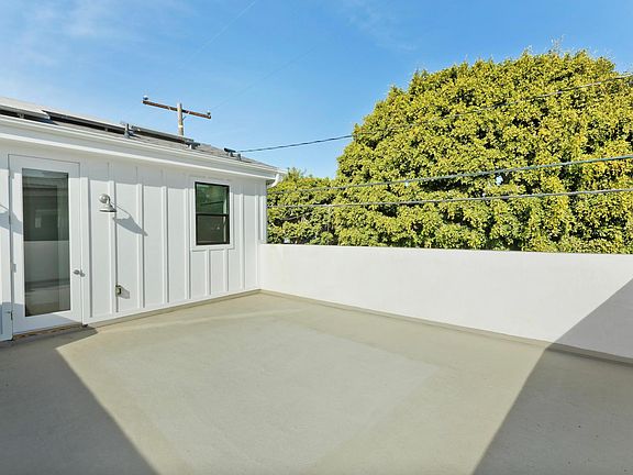 2nd image of 2415 Cloverfield Blvd