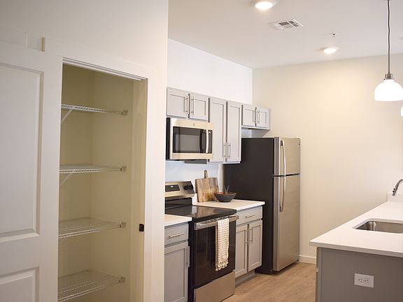 2 Bedroom /2 Bathroom (Chris)