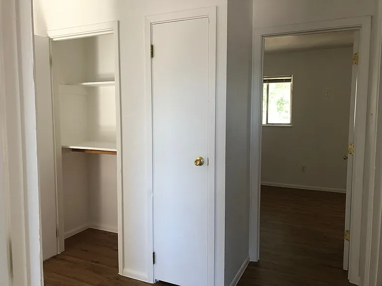 Updated 2 Bed / 1 Bath w/ Large, Flexible Floor Plan — Photo 26