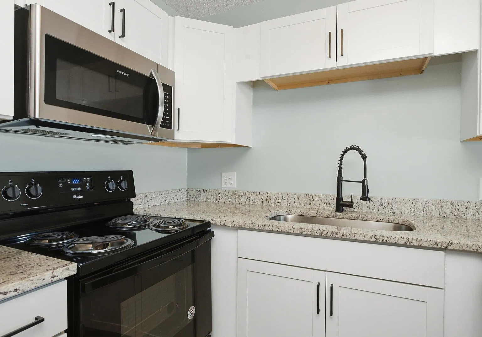 Fairway Village Beautifully Upgraded Condo (Island Green) — Photo 4